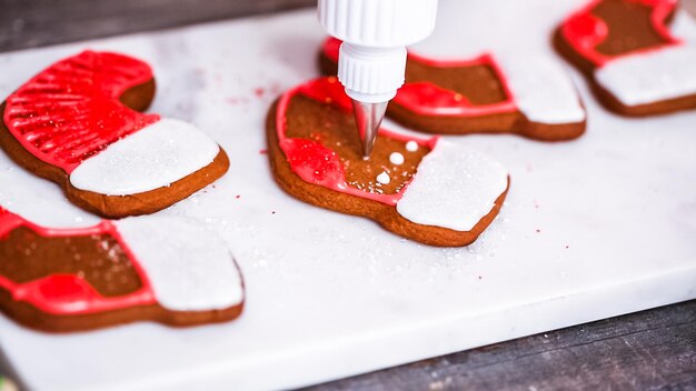 Schritt für Schritt. Lebkuchen und Zuckerplätzchen mit Royal Icing zu Weihnachten dekorieren.