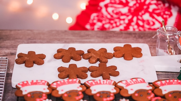 Schritt für Schritt. Lebkuchenplätzchen mit Royal Icing dekorieren.