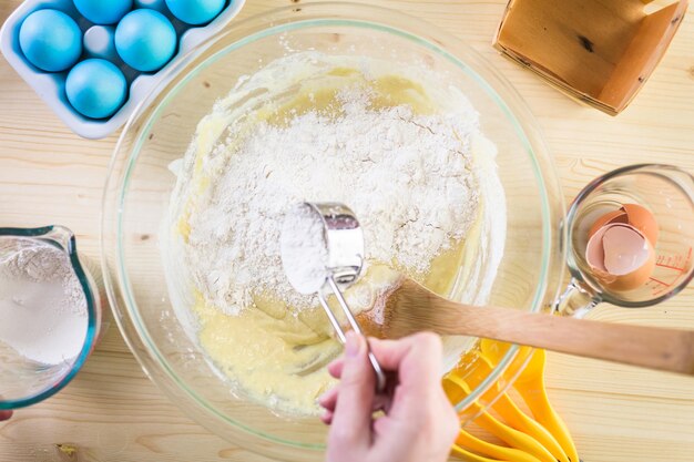 Schritt für Schritt. Mischen von Teig für hausgemachtes italienisches Osterbrot.