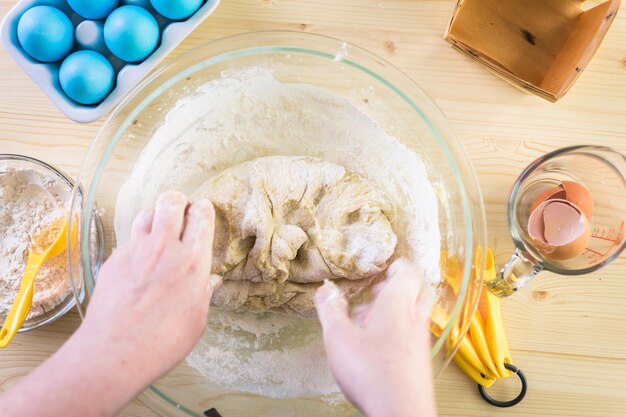 Schritt für Schritt. Mischen von Teig für hausgemachtes italienisches Osterbrot.