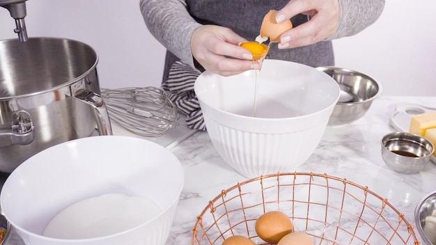 Schritt für Schritt. Mischen von Zutaten in einem stehenden Küchenmixer, um Funfetti-Kuchen zu backen.