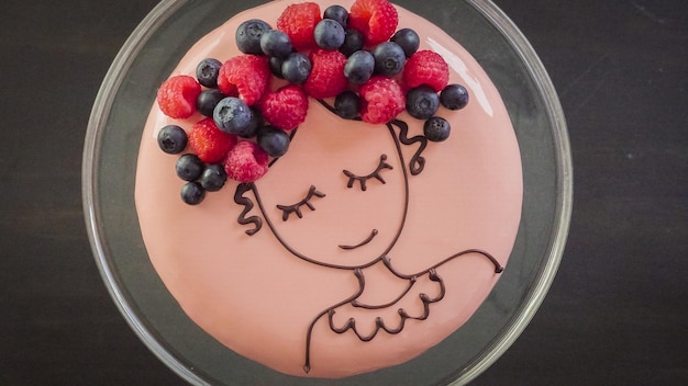 Schritt für Schritt. Mousse-Kuchen mit rosa Spiegelglasur und frischen Beeren.