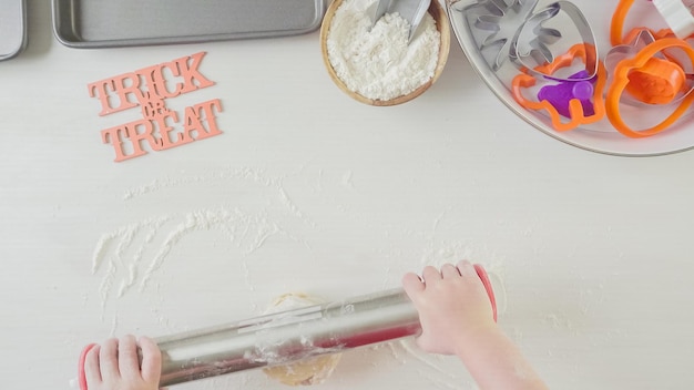 Schritt für Schritt. Mutter und Tochter maaking Halloween-Zuckerplätzchen.