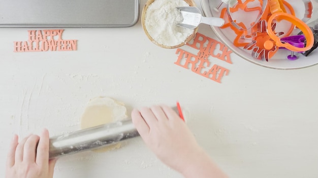 Schritt für Schritt. Mutter und Tochter maaking Halloween-Zuckerplätzchen.