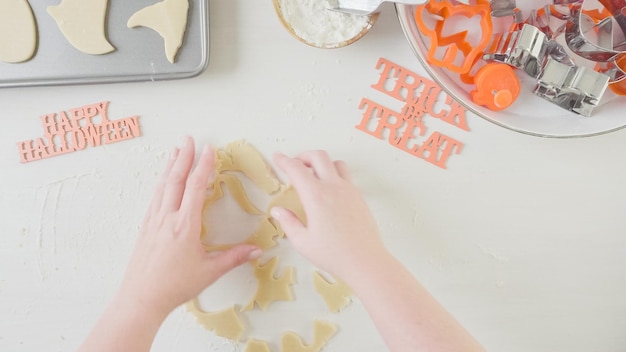 Schritt für Schritt. Mutter und Tochter maaking Halloween-Zuckerplätzchen.