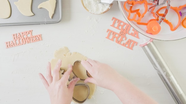 Schritt für Schritt. Mutter und Tochter maaking Halloween-Zuckerplätzchen.