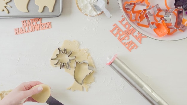 Schritt für Schritt. Mutter und Tochter maaking Halloween-Zuckerplätzchen.