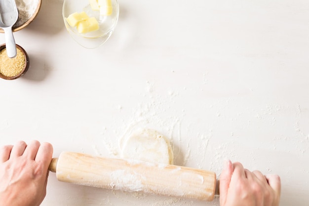 Schritt für Schritt. Pfirsich-Galette mit frischen lokalen Pfirsichen zubereiten.