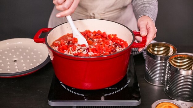 Schritt für Schritt. Puten-Chili in einem holländischen Ofen mit emailliertem Gusseisen kochen.