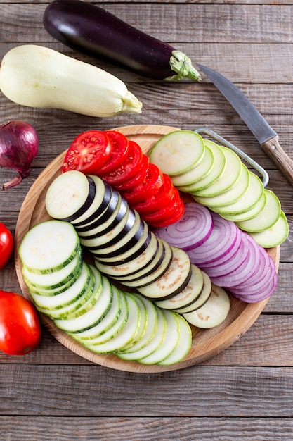 Schritt für Schritt Ratatouille kochen. Ratatouille-Auflauf auf einem Holztisch. Provenzalisches Gemüsegericht. Diät, veganes Essen. Ratatouille-Auflauf.