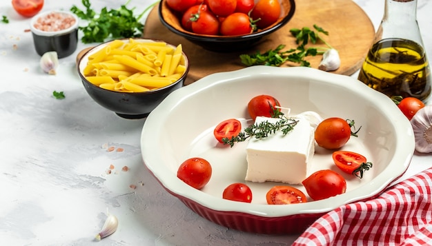 Schritt-für-Schritt-Rezept Feta-Nudeln mit Kirschtomaten, Feta-Käse, Knoblauch und Thymian