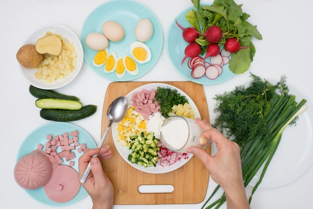 Schritt für Schritt Rezept für russische kalte Okroshka-Suppe