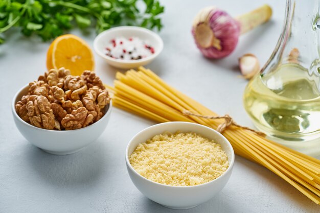 Schritt für Schritt Rezept. Pesto Nudeln, Speck mit Walnüssen, Petersilie, Knoblauch, Nüssen, Olivenöl.