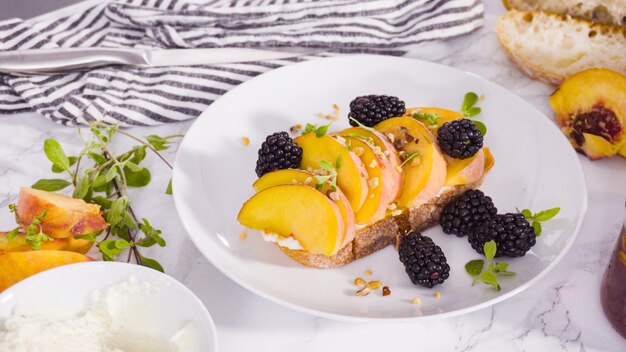 Schritt für Schritt. Ricotta-Toasts mit Bio-Pfirsichen und Beeren zubereiten.