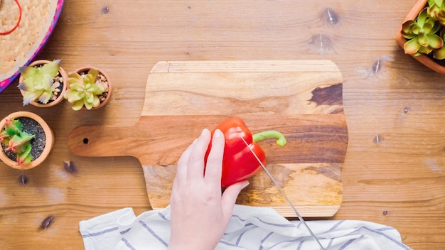 Schritt für Schritt. Schneiden von Gemüse zum Füllen, um Empanadas zu machen.