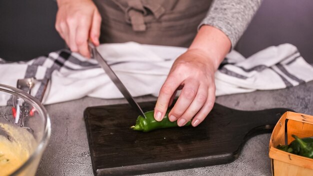 Schritt für Schritt. Schneiden von Jalapenopfeffer für würziges Jalapeno-Maisbrot.