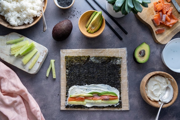 Schritt für Schritt Sushi-Rollen mit Lachs, Avocado und Gurke zu Hause kochen