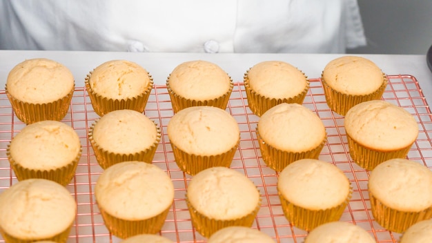 Schritt für Schritt. Vanille-Cupcakes zu Ostern mit weißem Buttercreme-Frosting dekorieren.