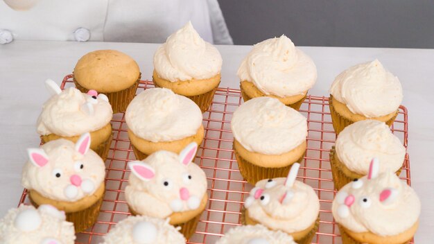 Schritt für Schritt. Vanille-Cupcakes zu Ostern mit weißem Buttercreme-Frosting dekorieren.
