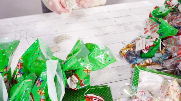 Schritt für Schritt. Verpacken Sie hausgemachten Fudge und Kekse in einer Weihnachtsgeschenkbox.