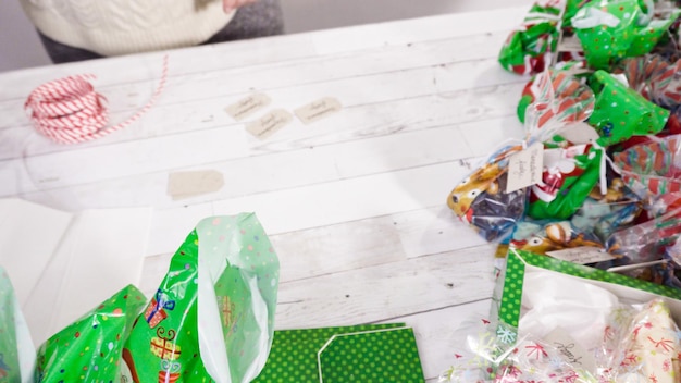 Schritt für Schritt. Verpacken Sie hausgemachten Fudge und Kekse in einer Weihnachtsgeschenkbox.