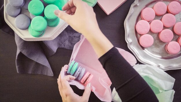 Schritt für Schritt. Verpacken von französischen Macarons in Geschenkboxen.