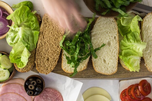 Schritt für Schritt. Vorbereiten von frischem Vorsandwich auf Weiß- und Weizenhoagies.