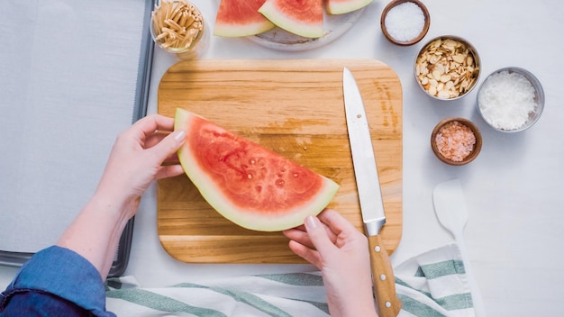 Schritt für Schritt. Wassermelone in Würfel schneiden, um mit Schokolade überzogene Wassermelonenbisse zuzubereiten.