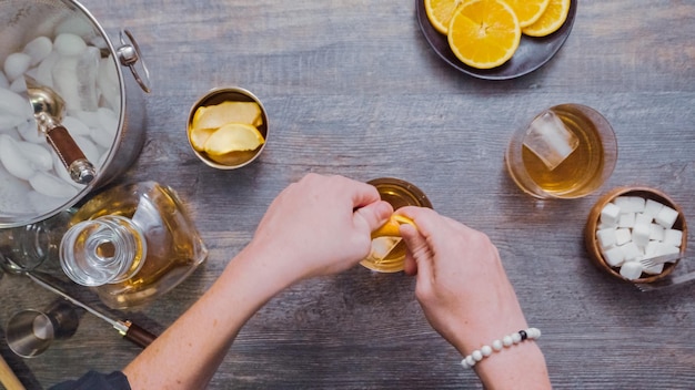 Schritt für Schritt. Zubereitung eines altmodischen Bourbon-Cocktails in der Hausbar.