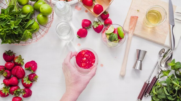 Schritt für Schritt. Zubereitung Erdbeer-Mojito aus frischen Bio-Erdbeeren.