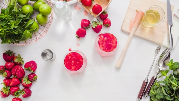 Schritt für Schritt. Zubereitung Erdbeer-Mojito aus frischen Bio-Erdbeeren.