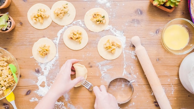 Schritt für Schritt. Zubereitung hausgemachter Empanadas mit verschiedenen Füllungen.