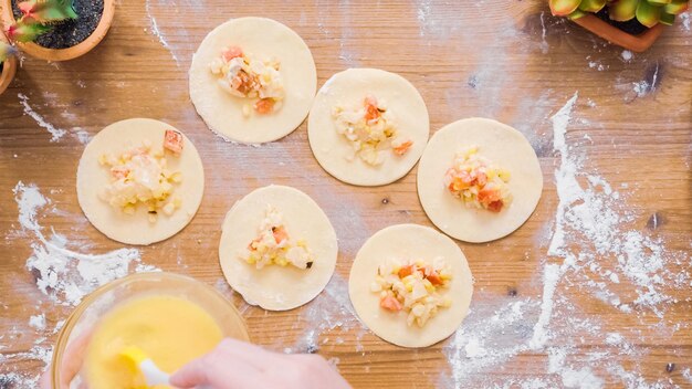 Schritt für Schritt. Zubereitung hausgemachter Empanadas mit verschiedenen Füllungen.