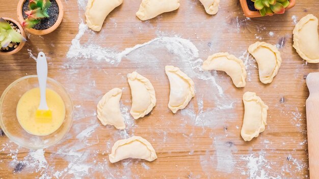 Schritt für Schritt. Zubereitung hausgemachter Empanadas mit verschiedenen Füllungen.