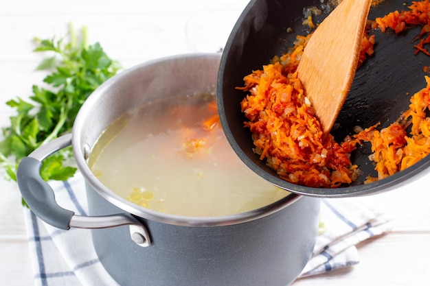 Schritt-für-Schritt-Zubereitung Suppe mit Kürbis und Gemüse, Schritt - Gemüsedressing in die Brühe geben