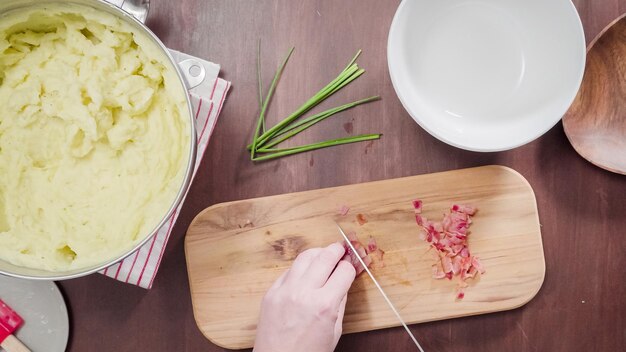 Schritt für Schritt. Zubereitung von cremigem Kartoffelpüree nach amerikanischer Art mit Küchenmixer.