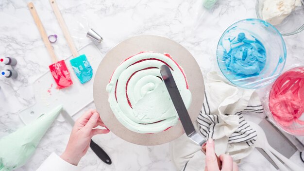 Schritt für Schritt. Zuckerguss runder dreischichtiger Vanillekuchen mit Buttercreme-Zuckerguss.