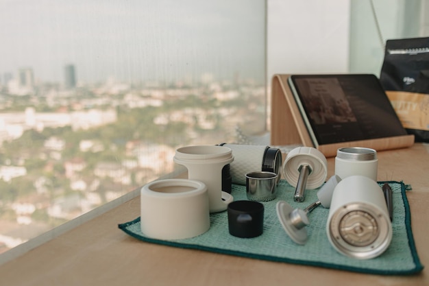 Schritt und Ausrüstung für die Zubereitung von French-Press-Kaffee