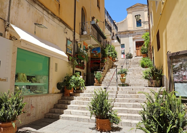 Schritte mit Pflanzen in Taormina