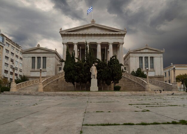 Schritte und Gebäude mit schöner Architektur der Nationalbibliothek von Athen Griechenland