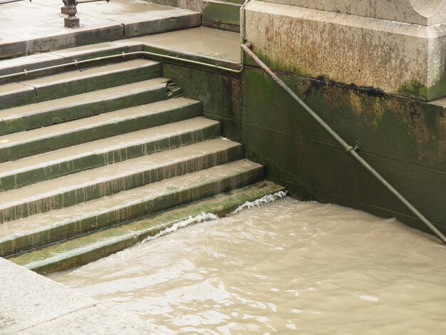 Schritte zur Flussseite