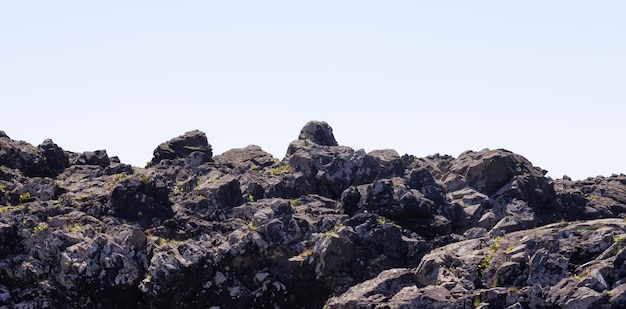 Schroffe Felsen an einem felsigen Ufer an der Westküste des Pazifischen Ozeans