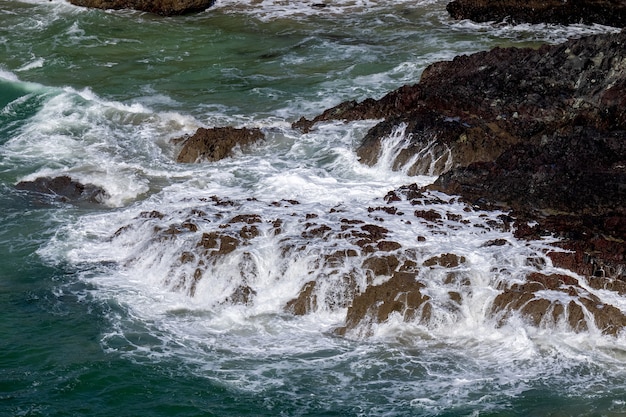 Schroffe Küstenlandschaft bei Kynance Cove in Cornwall