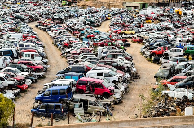 Schrottplatz mit Haufen zerquetschter Autos auf Teneriffa, Kanarische Inseln, Spanien