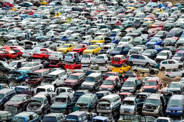 Schrottplatz mit Haufen zerquetschter Autos auf Teneriffa, Kanarische Inseln, Spanien