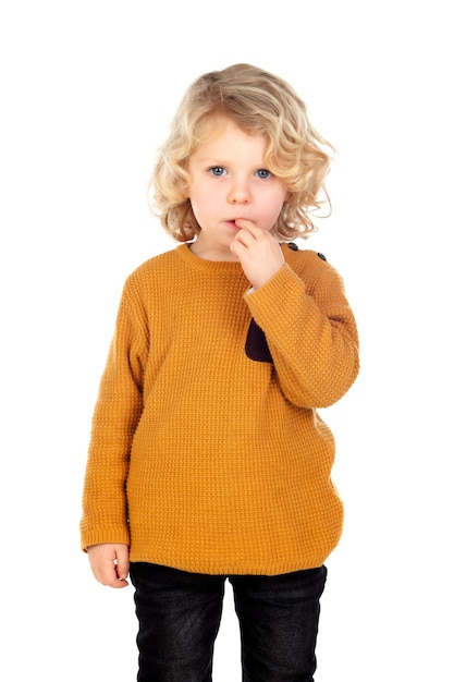 Schüchternes kleines Kind mit gelbem Trikot