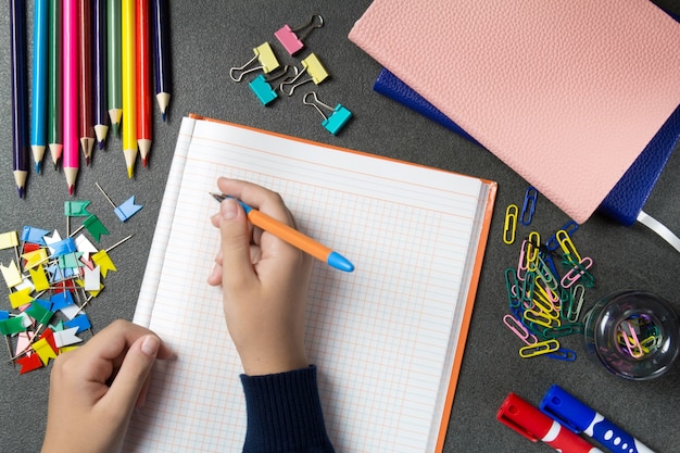 Schüler am Tisch mit Briefpapier