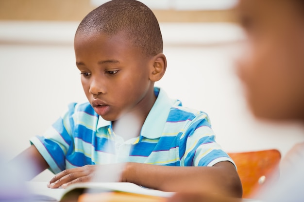 Schüler arbeiten hart am Schreibtisch