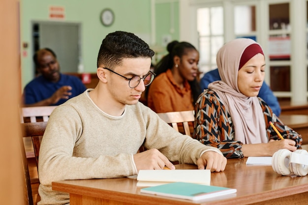 Schüler arbeiten im Unterricht