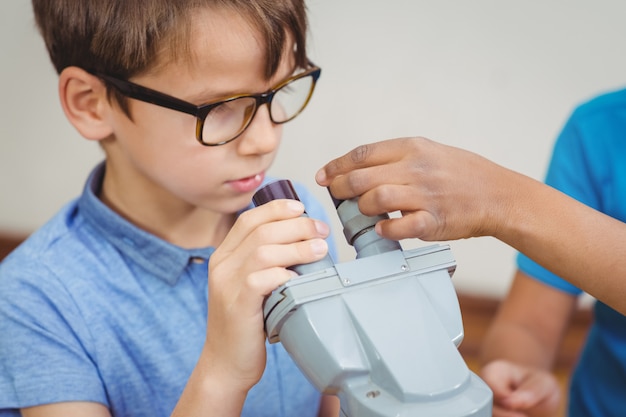 Schüler bei naturwissenschaftlichem Unterricht im Klassenzimmer